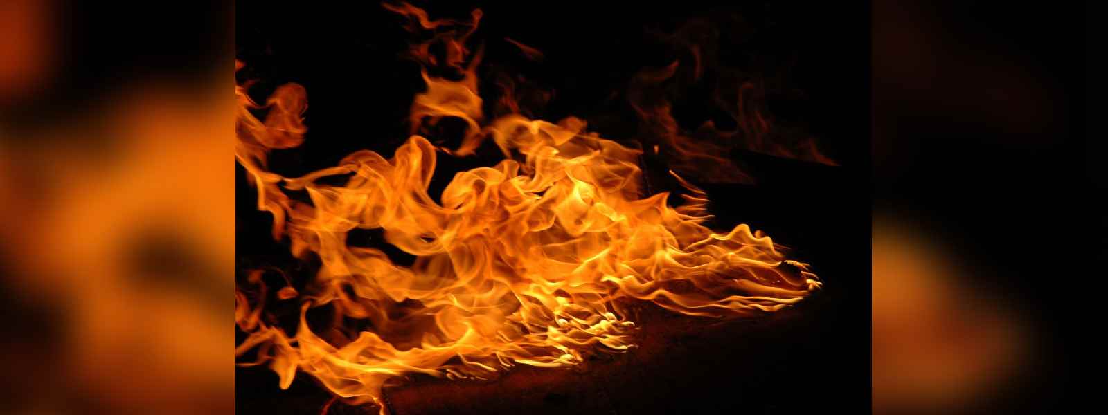පංචිකාවත්තේදී, මෝටර් රථයක් ගිනි ගනී...